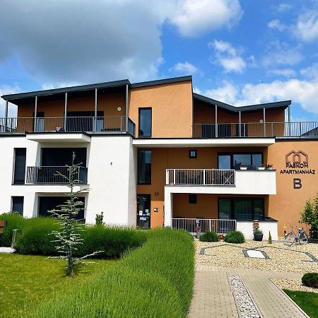 Paskom Apartmanhaz Nyergesujfalu Exteriör bild