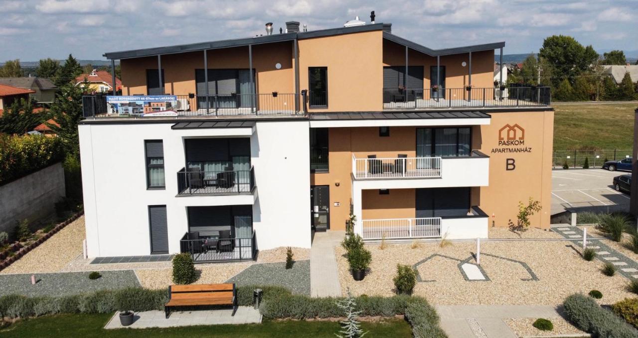 Paskom Apartmanhaz Nyergesujfalu Exteriör bild