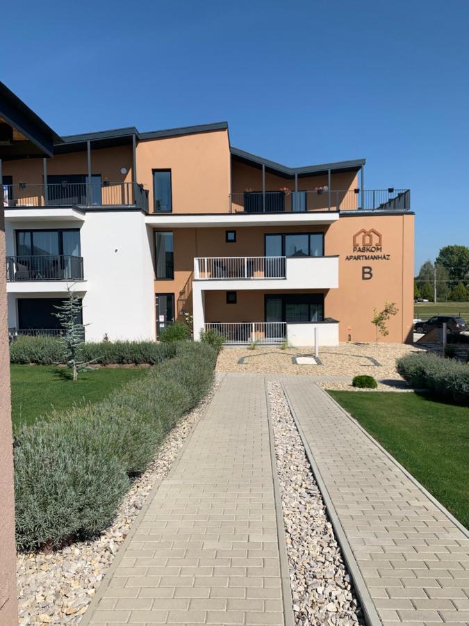 Paskom Apartmanhaz Nyergesujfalu Exteriör bild
