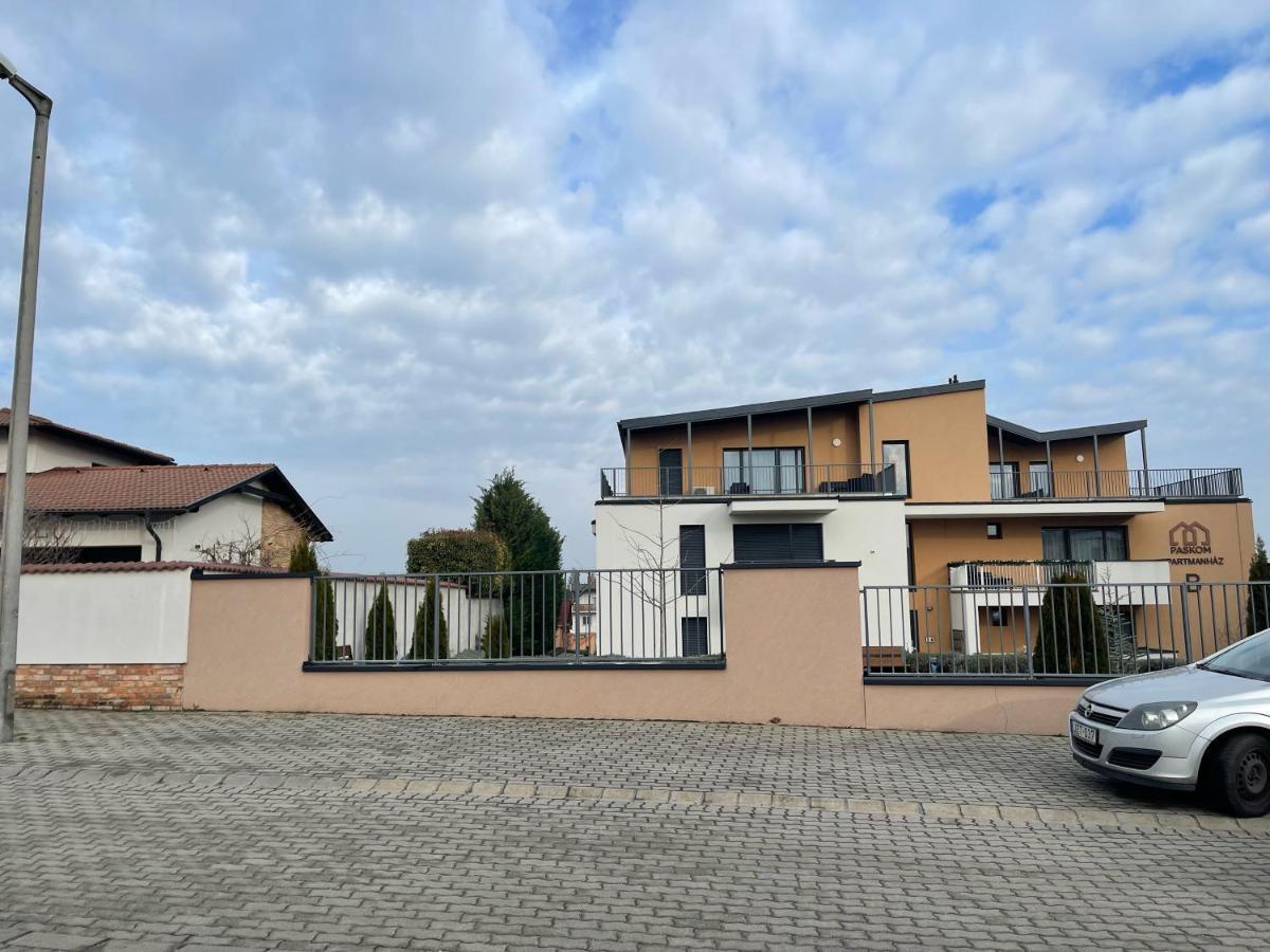 Paskom Apartmanhaz Nyergesujfalu Exteriör bild