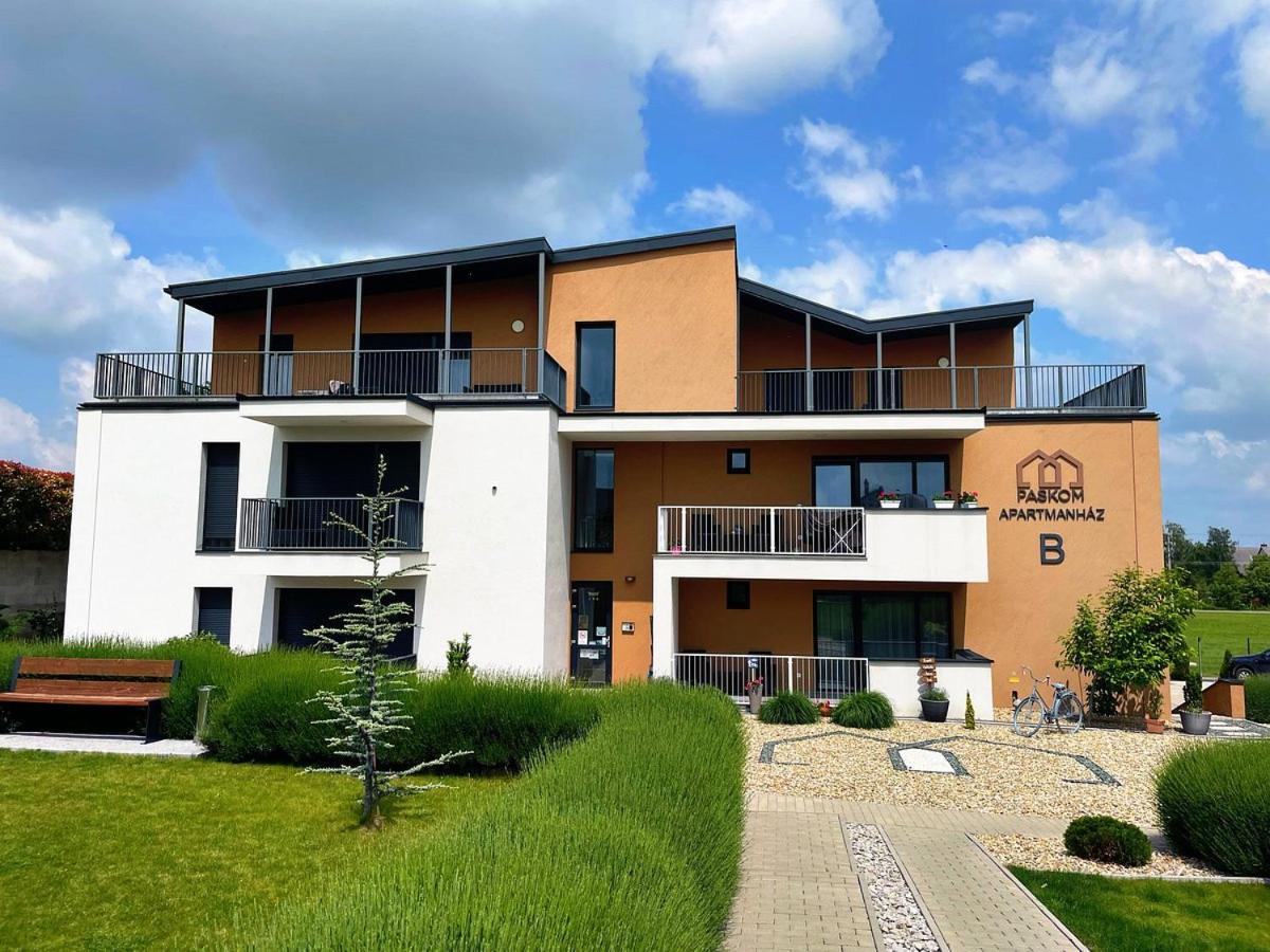Paskom Apartmanhaz Nyergesujfalu Exteriör bild